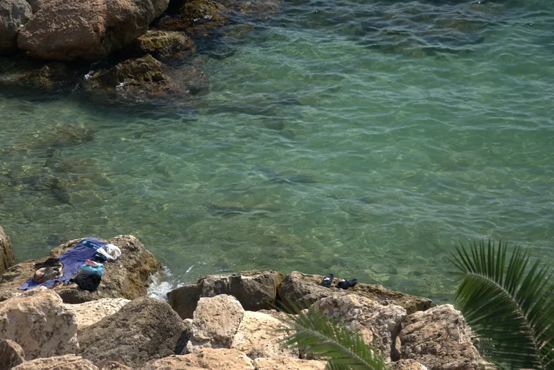 Eau limpide sur les rochers du littoral urbain, Tarente