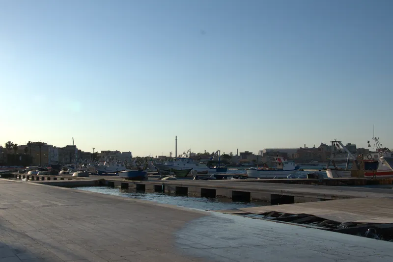 La banchina dei pescherecci nel porto di Taranto