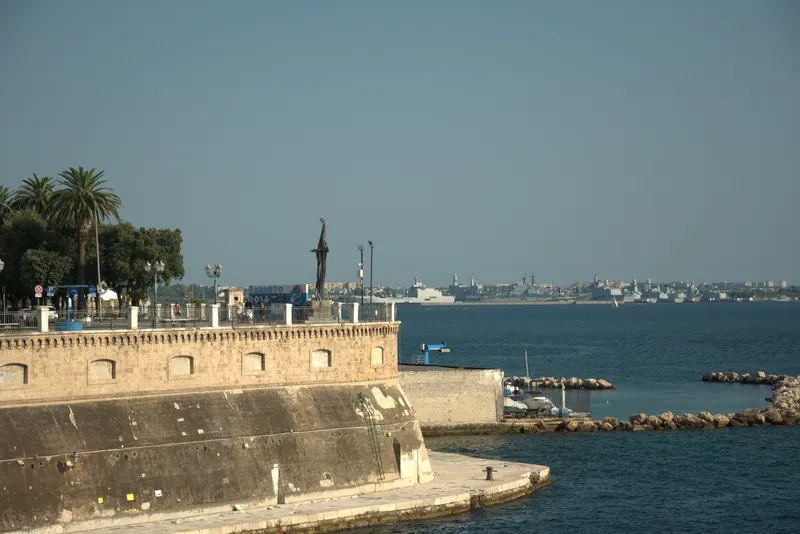 Le bastion sur la mer avec les barques amarrées, Tarente
