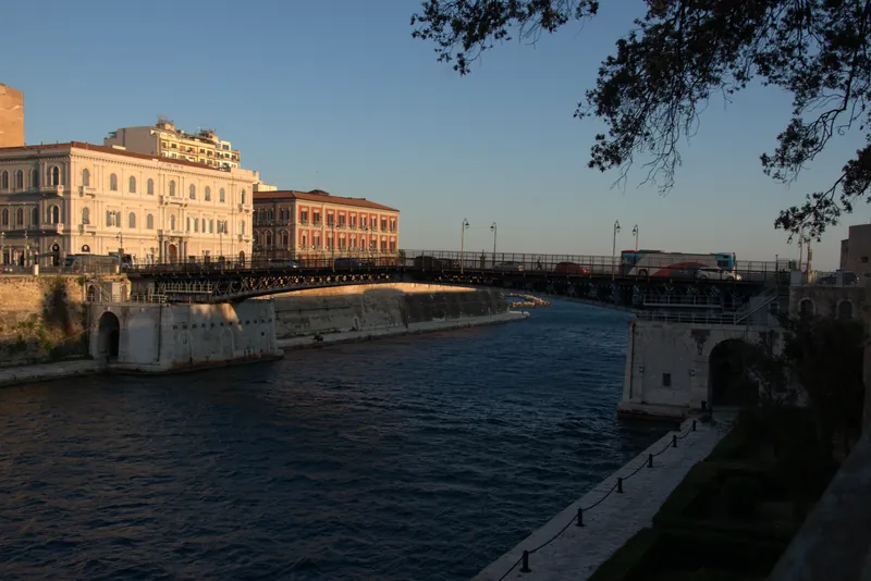 Il canale navigabile di Taranto nell'ora dorata, con il Ponte Girevole e Palazzo degli Uffici