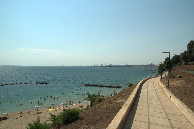 La promenade qui descend vers la plage de la ville, Tarente