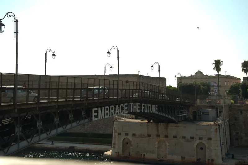 La banderole « Embrace the future » sur le pont, Tarente