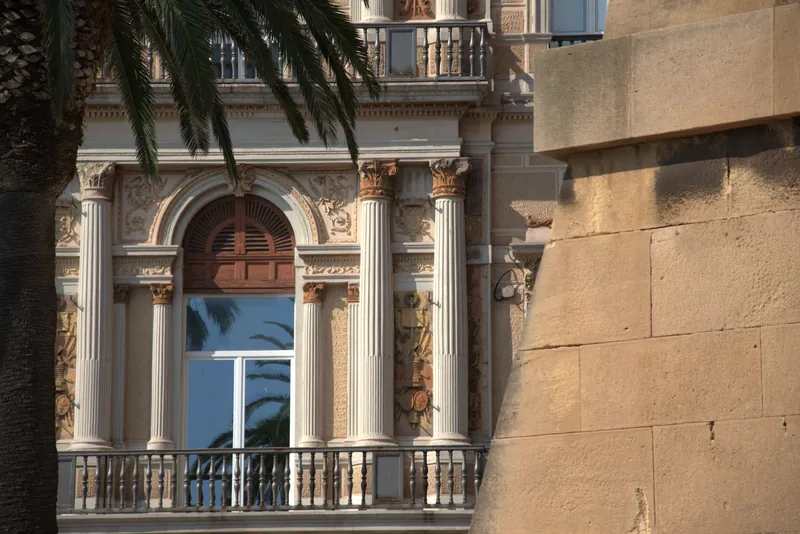 Détail d'une façade éclectique avec un palmier, Tarente