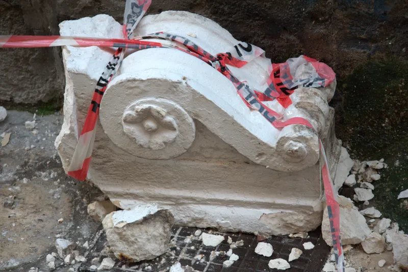 Un chapiteau tombé entouré de ruban blanc et rouge, Tarente