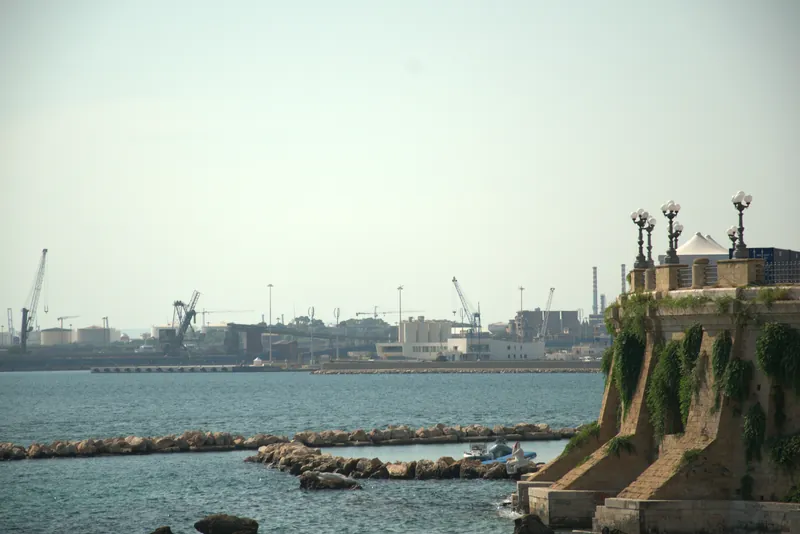 Les grues du port vues depuis la Rotonda du front de mer, Tarente
