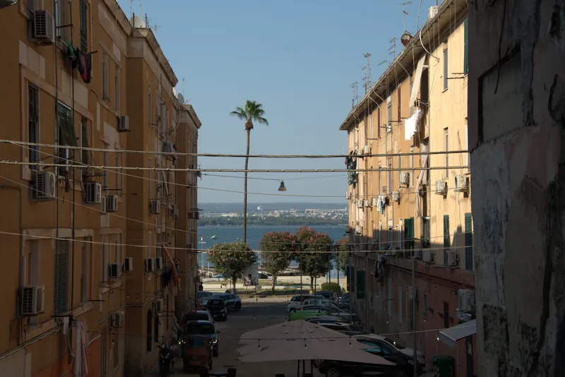 Une rue du quartier qui descend vers la mer, Tarente