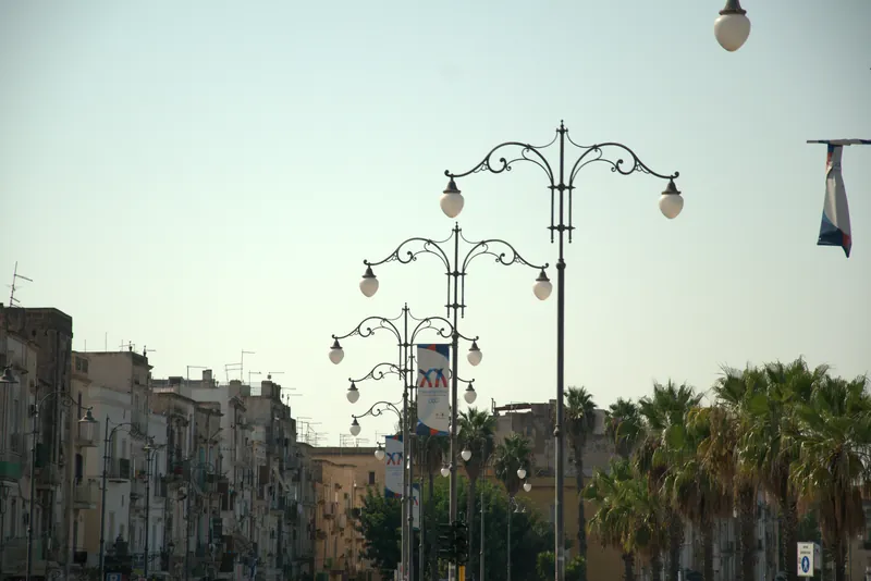 Les réverbères de la ville dans la lumière du crépuscule, Tarente