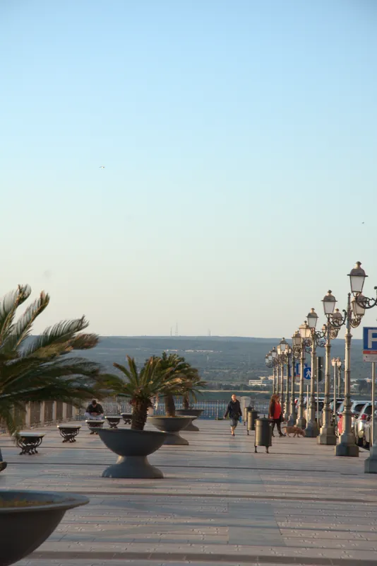 La prospettiva verticale dei lampioni del Lungomare di Taranto