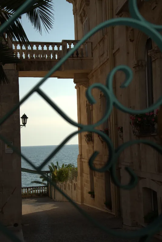 La loggia d'un palais donnant sur la mer, au-delà d'une grille, Tarente