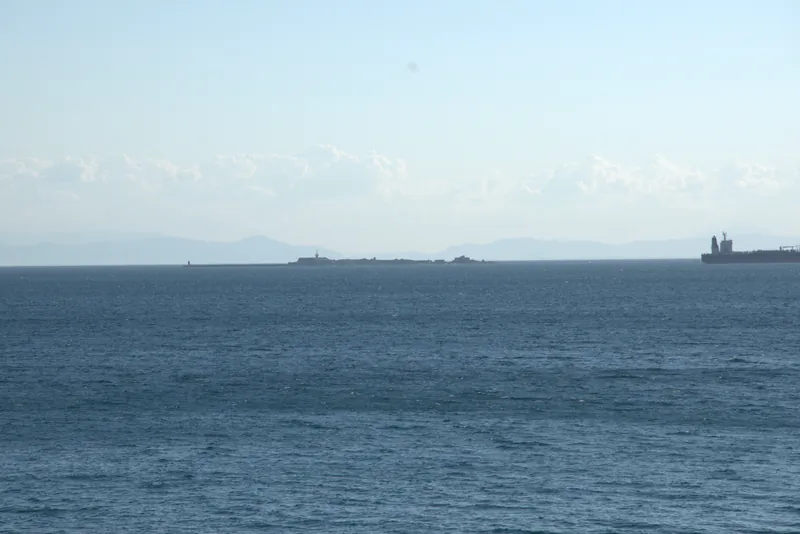 Navi alla fonda nel Mar Grande di Taranto, isole Cheradi all'orizzonte
