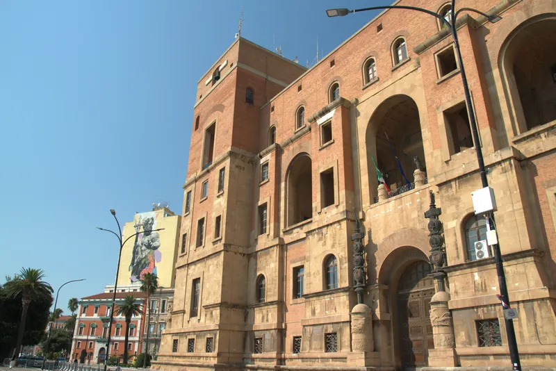 Une façade monumentale en brique et en pierre, Tarente