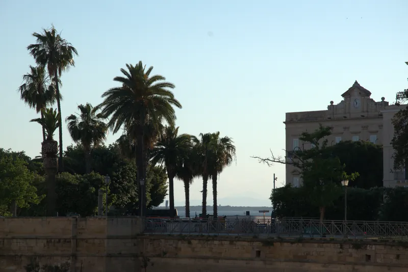 Palme e palazzi lungo il Lungomare di Taranto