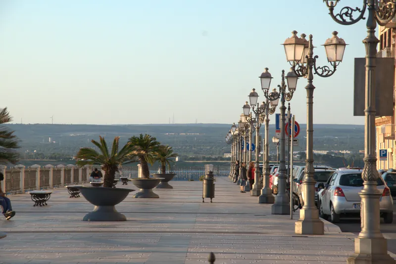 La passeggiata del Lungomare di Taranto con la fila di lampioni