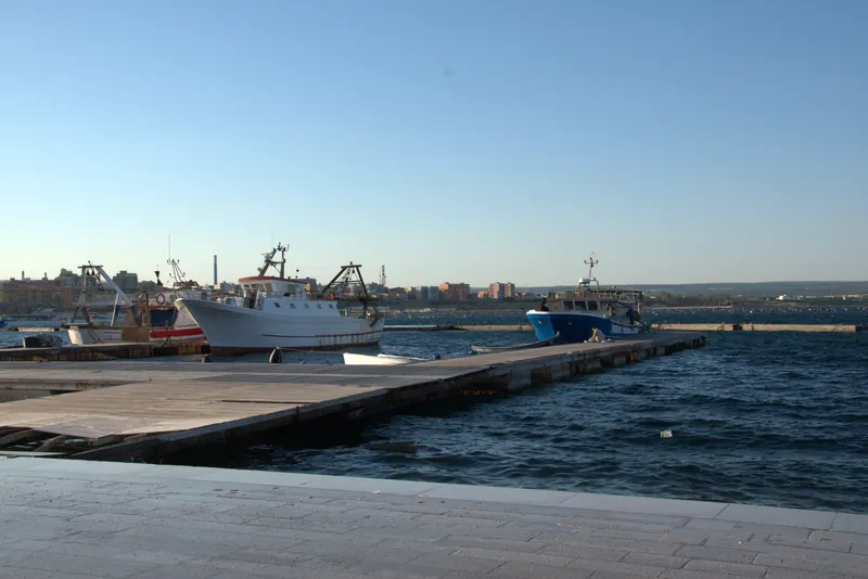 Pescherecci in porto con il Borgo di Taranto alle spalle