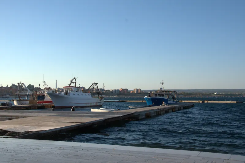 Pescherecci ormeggiati al molo, Taranto