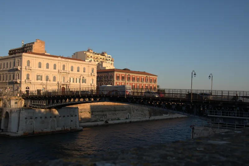 Il Ponte Girevole di Taranto e Palazzo degli Uffici nella luce del tramonto