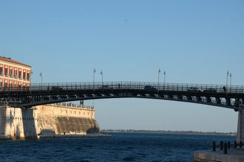 Il Ponte Girevole di Taranto visto dal livello del canale navigabile
