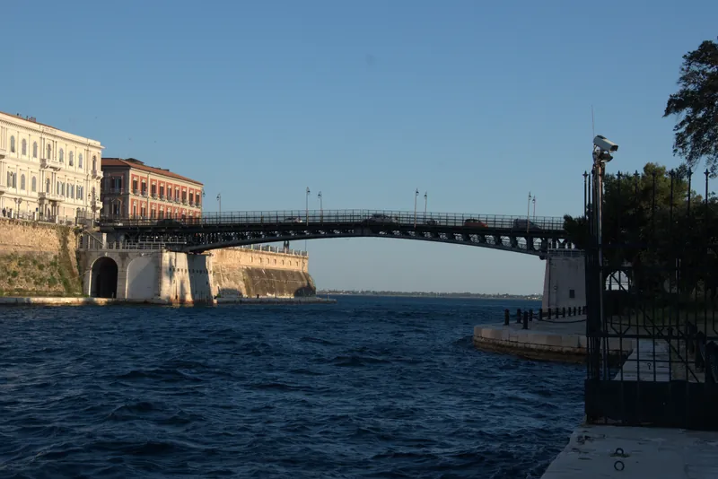 Il Ponte Girevole e la Città Vecchia di Taranto dal canale