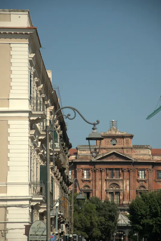 Une rue du Borgo qui encadre un palais historique, Tarente