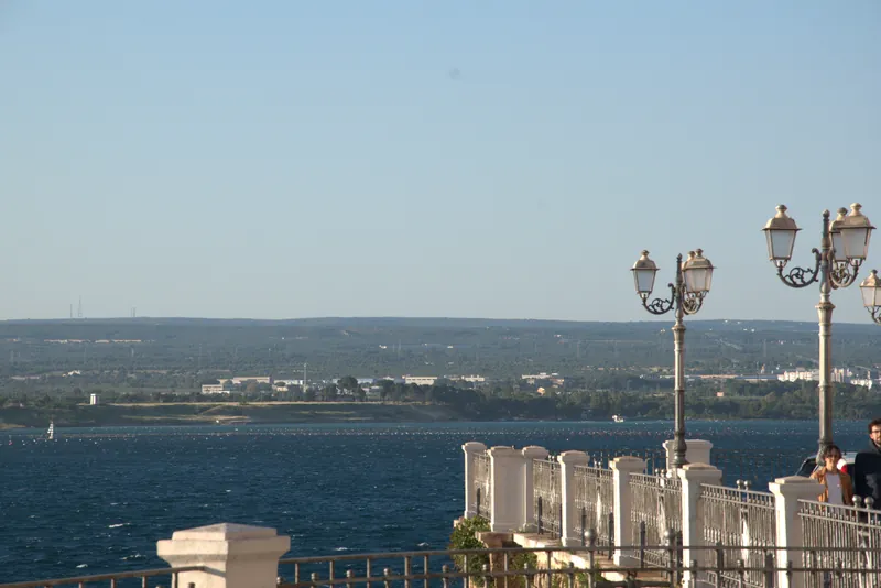 La balaustra bianca del Lungomare di Taranto sul Mar Grande