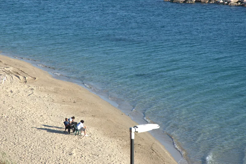 La spiaggia sotto il Lungomare di Taranto vista dall'alto, acqua turchese