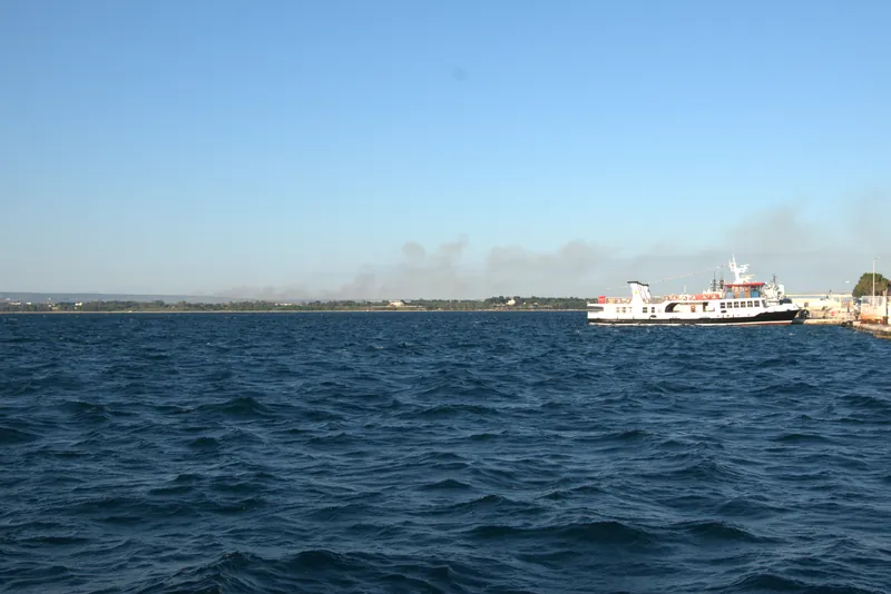 Un traghetto attraversa il Mar Grande di Taranto