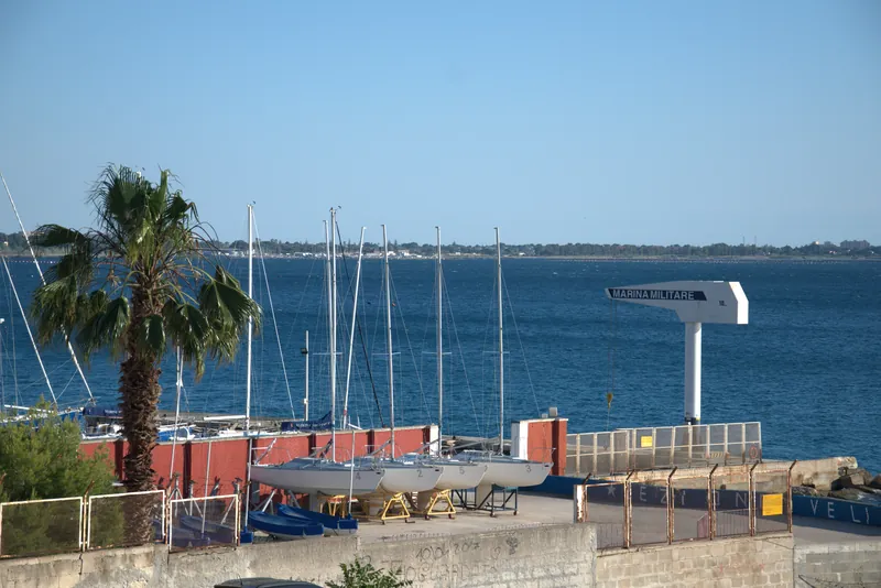 Alberi delle barche a vela al circolo velico sul Lungomare di Taranto