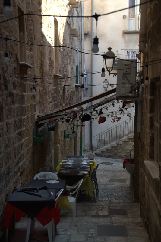 Tables dressées dans une ruelle de la vieille ville, Tarente